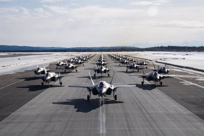 Archivo - Una formación de aviones F-35 Lightning II de la Fuerza Aérea de EEUU asignados a la 354th Fighter Wing, realizan una caminata en la base de la Fuerza Aérea