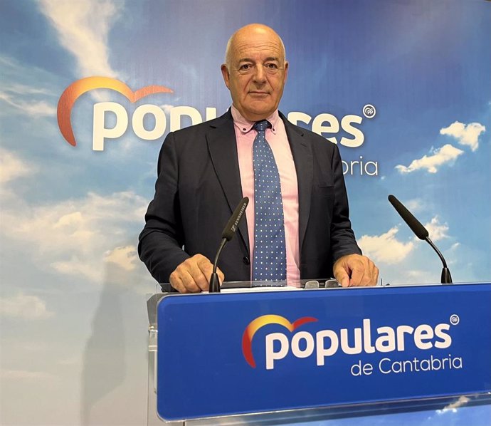 El presidente de la Comisión Organizadora del XIII Congreso del PP de Cantabria, Julián Vélez