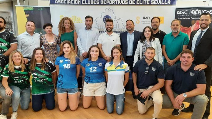 El concejal de Innovación, Juventud y Deporte, José Luis Girón, ha acompañado a los representantes de las cuatro entidades en la presentación de la Asociación de Clubes Deportivos de Élite.