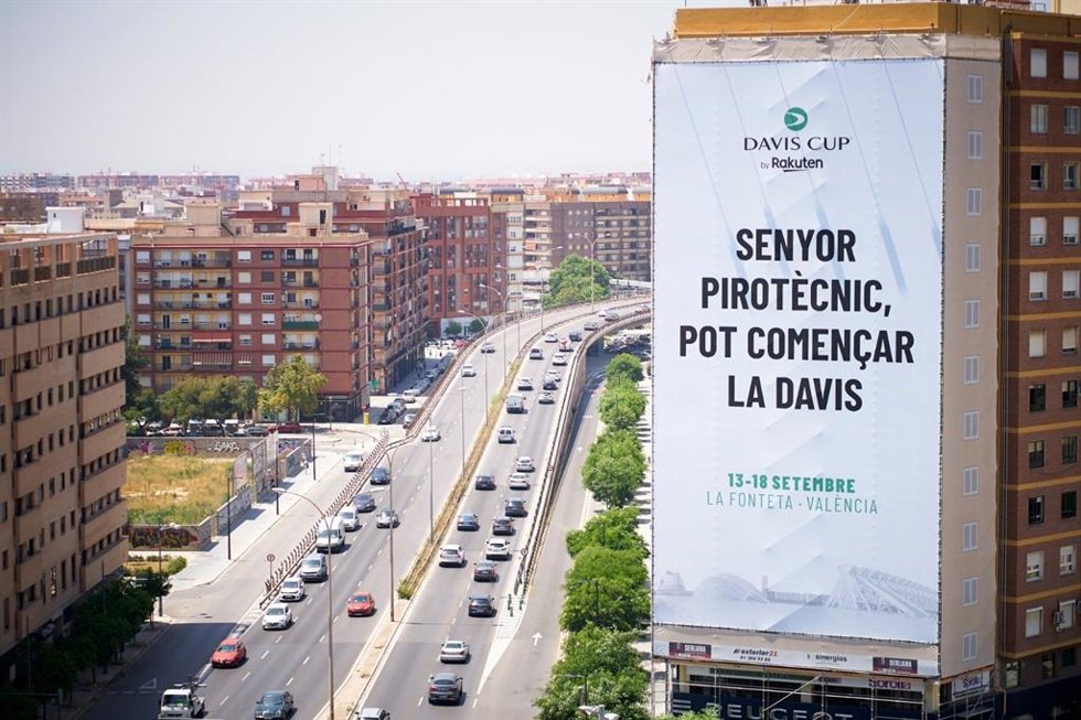 Archivo - Lona promocional en Valencia de la fase de grupos de las Finales de la Copa Davis 2022.