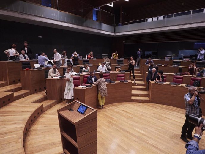 La presidenta del Gobierno de Navarra, María Chivite, en el pleno del Parlamento de Navarra.