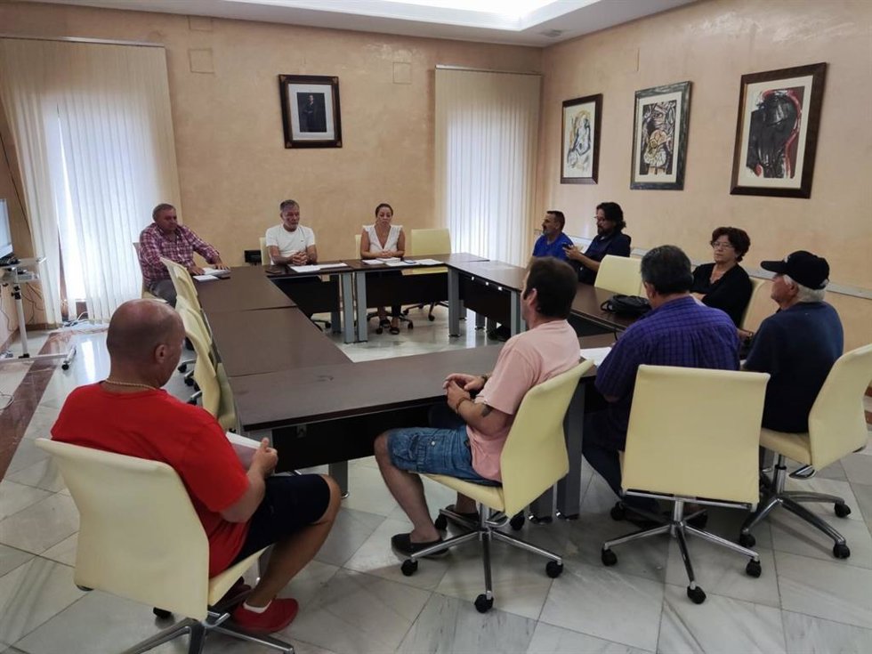Reunión entre miembros del Equipo de Gobierno del Ayuntamiento de Almonte con el Comité de Empresa de FCC Medio Ambiente, en una imagen de archivo