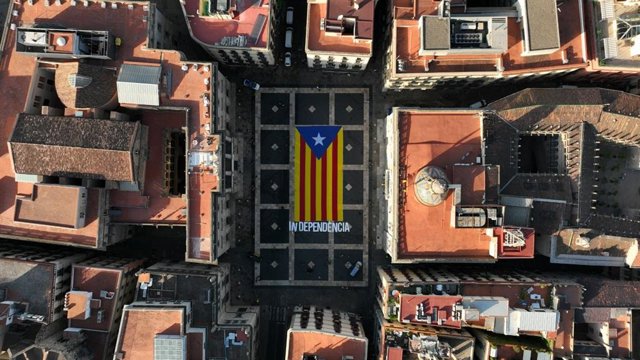 L'ANC desplega una estelada a la plaça Sant Jaume