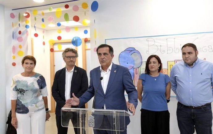 El Alcalde José Antonio Serrano, acompañado por el concejal de Educación Antonio Benito, ha visitado la escuela infantil de La Paz