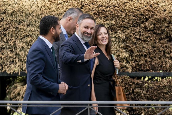 El presidente de Vox, Santiago Abascal, saluda a su llegada al Tribunal Constitucional para presentar un recurso, a 7 de septiembre de 2022, en Madrid (España). Vox ha presentado un recurso ante el Tribunal Constitucional para reclamar la decisión de la