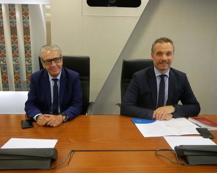 Segado, a la derecha, durante la comparecencia