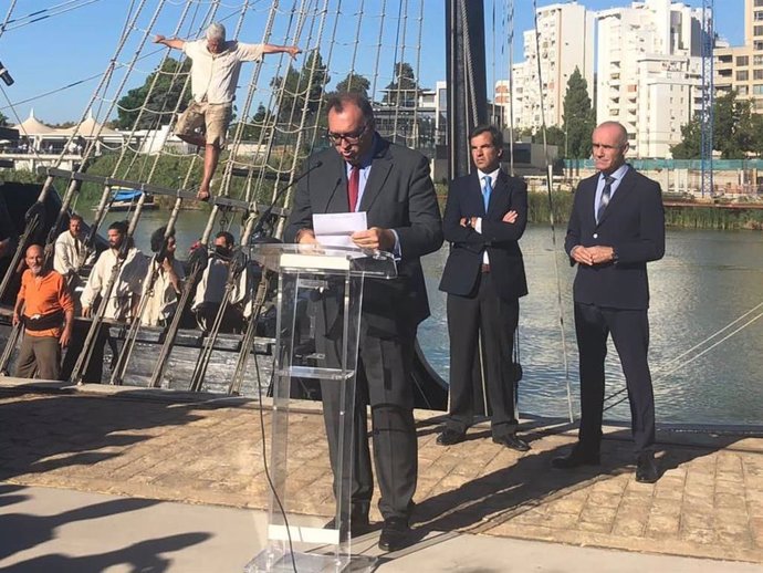 El consejero de Turismo, Arturo Bernal, en la inauguración del Festival del V Centenario, en el Muelle de las Delicias.