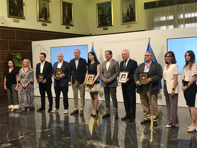 El alcalde de Zaragoza, Jorge Azcón, ha hecho entrega a varias entidades sociales de una placa en reconocimiento a la "generosidad y solidaridad" con los refugiados ucranianos, que ha hecho extensivo a los ciudadanos.