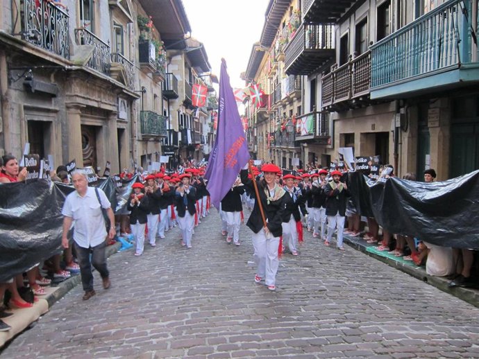 Archivo - Imagen de un desfile anterior del alarde mixto Jaizkibel en Hondarribia