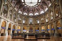 El Ibex se 'da la vuelta' y cotiza con un descenso del 0,4% en la media sesión, a la espera del BCE