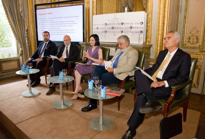 Archivo - Presentación del Reporte de Economía y Desarrollo de 2021: 'Caminos para la integración: Facilitación el Comercio, Infraestructura y Cadenas Globales de Valor'