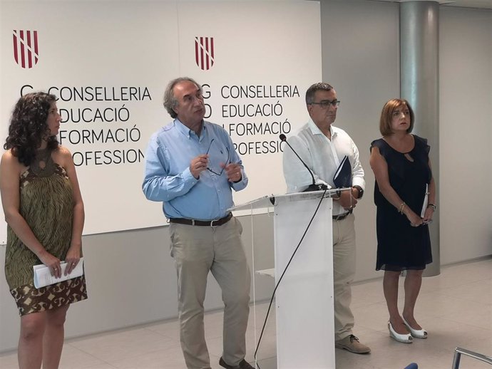 El conseller de Educación, Martí March (segundo por la izquierda), en la rueda de prensa para presentar las novedades del curso escolar 2022-2023.