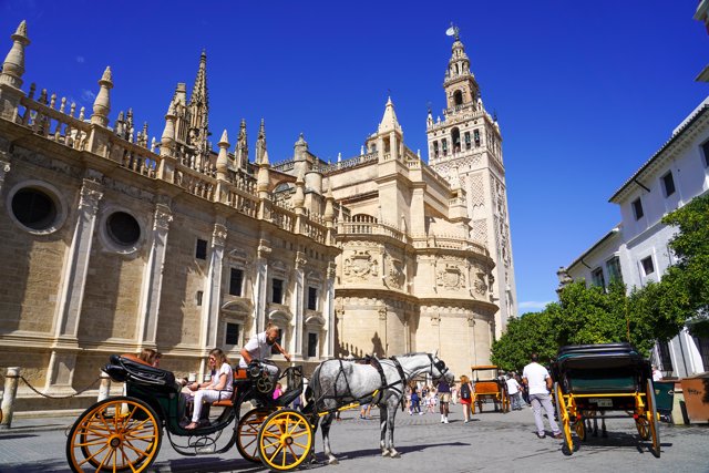 Gran cantidad de turistas por el entorno de  la Catedral de Sevilla, durante el Puente del Pilar, a 11 de octubre del 2021, en Sevilla, Andalucía (España).  