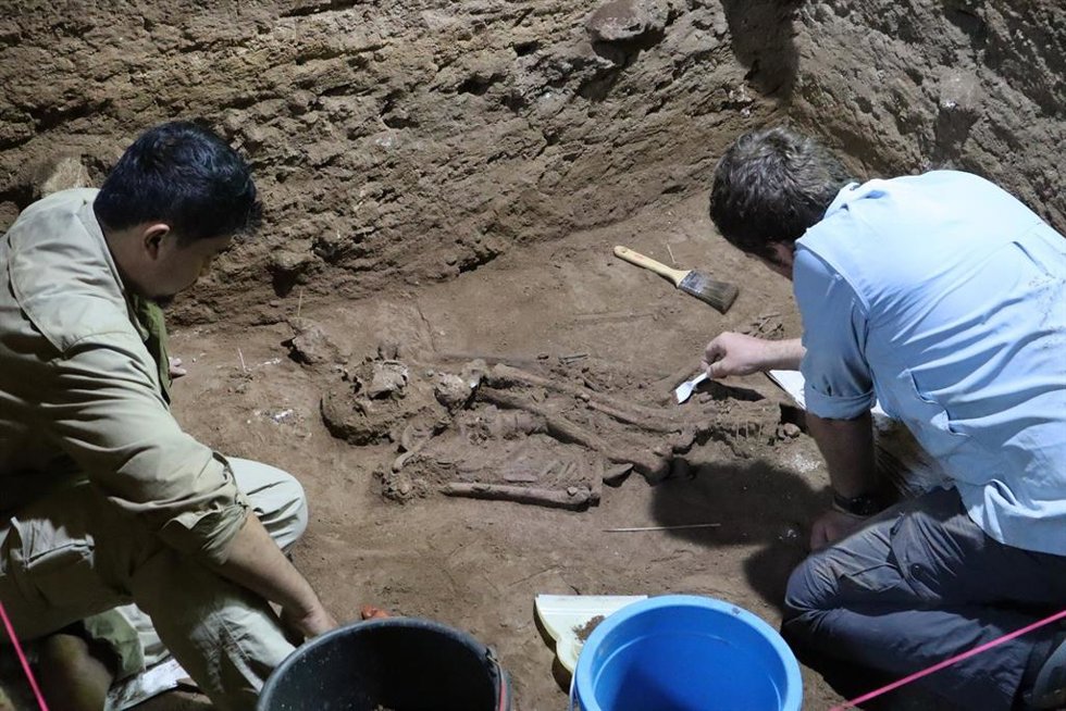 Investigadores trabajando en el lugar de enterramiento del amputado