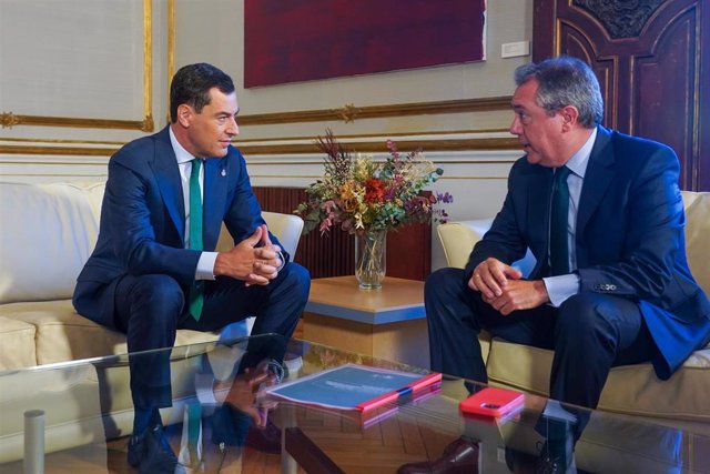 El  presidente de la Junta, Juanma Moreno, se reúne con el secretario general y presidente del grupo del PSOE-A, Juan Espadas, en la ronda  de contactos con los grupos para alcanzar acuerdos a 08 de septiembre 2022 en Sevilla (Andalucía, España)