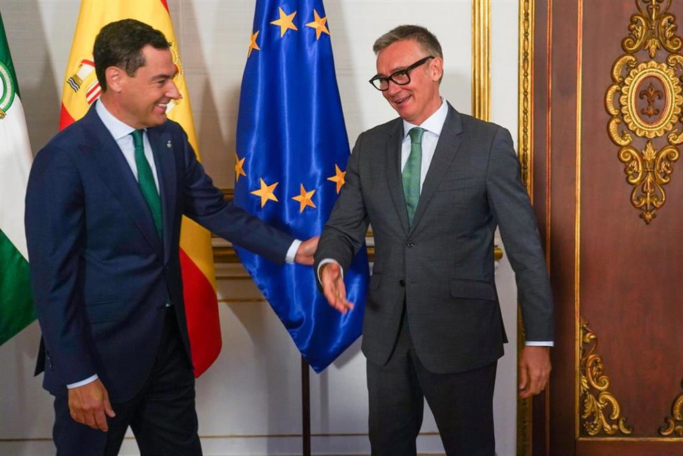 El presidente de la Junta, Juanma Moreno, se reúne con el portavoz parlamentario de Vox-A, Manuel Gavira, en la ronda de contactos con los grupos para alcanzar acuerdos a 08 de septiembre 2022 en Sevilla (Andalucía, España)