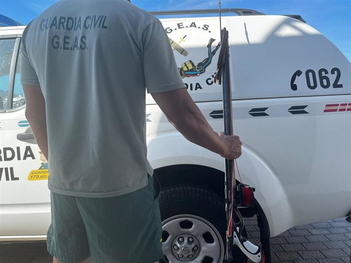 Un guardia civil del GEAS sostiene el fusil submarino incautado.