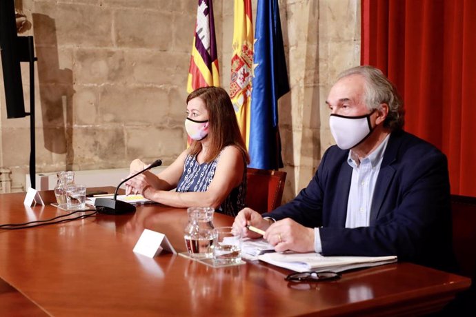 Archivo - La presidenta del Govern, Francina Armengol, y el conseller de Educación y Formación Profesional, Martí March, durante la presentación de la nueva Ley de Educación a los miembros de la Comisión Permanente del Consejo Escolar de Baleares.