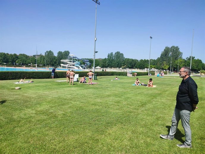 El concejal de Deporte, Rubén Antoñanzas en las piscinas de Las Norias