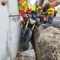 Herido un joven al caer con su ciclomotor a una acequia de Xirivella y quedar atrapado por la pierna