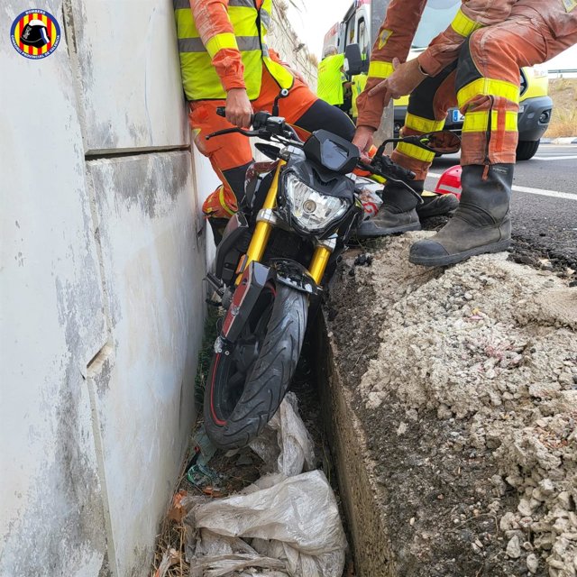Imagen de la motocicleta en la acequia