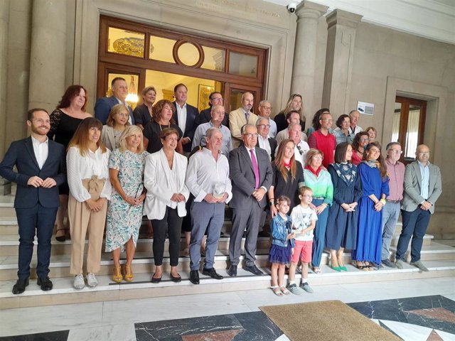 El alcalde de Pamplona, Enrique Maya, junto a los premiados y sus familias