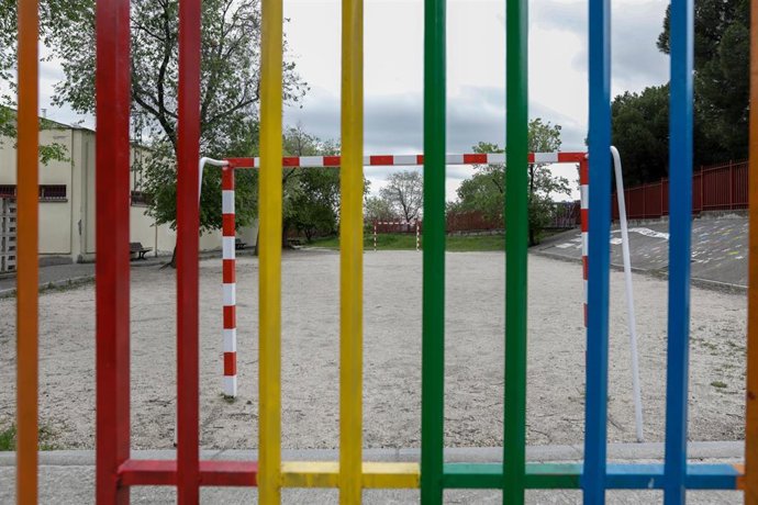 Archivo - Patio de un colegio cerrado.