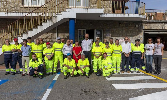 La Consejera De Empleo Y Políticas Sociales, Eugenia Gómez De Diego, Y El Alcalde De Torrelavega, Javier López Estrada, Dan La Bienvenida A Los Trabajadores Contratados En El Municipio Por El Programa De Corporaciones Locales