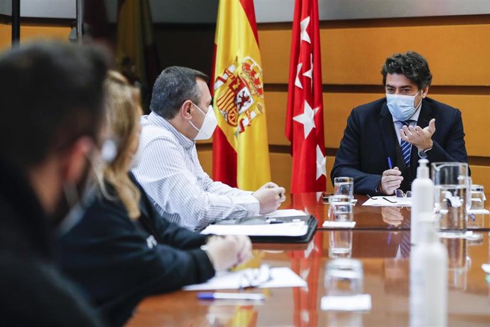 Archivo - El consejero de Transportes e Infraestructuras, David Pérez, se reúne con afectados por la Línea 7B en San Fernando de Henares