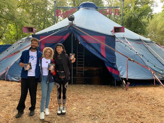 La conejal de Festejos, Blanca Carpintero, junto a artistas de la compañía italiana Magdaclan.