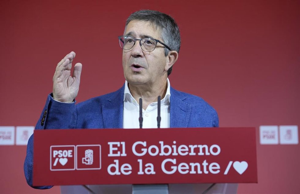 El portavoz del Grupo Parlamentario Socialista en el Congreso de los Diputados, Patxi López, ofrece una rueda de prensa, en la sede del PSOE, a 4 de septiembre de 2022, en Bilbao, Vizcaya, País Vasco, (España).
