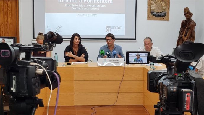 El conseller de Modelo Económico, Turismo y Trabajo, Iago Negueruela, y la presidental del Consell de Formentera, Ana Juan, en rueda de prensa.