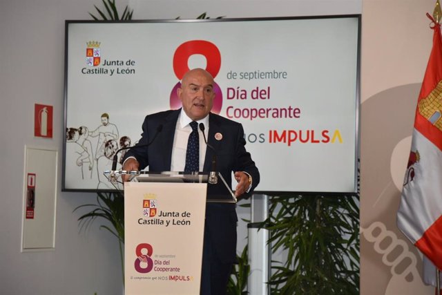 Imagen de la Junta de Castilla y León del consejero de la Presidencia, Jesús Julio Carnero, durante su intervención en Segovia con motivo del Día del Cooperante