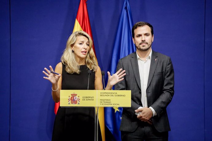 La vicepresidenta segunda del Gobierno y ministra de Trabajo y Economía Social, Yolanda Díaz, y el ministro de Consumo, Alberto Garzón, comparecen en una rueda de prensa, a 8 de septiembre de 2022, en Madrid (España). 