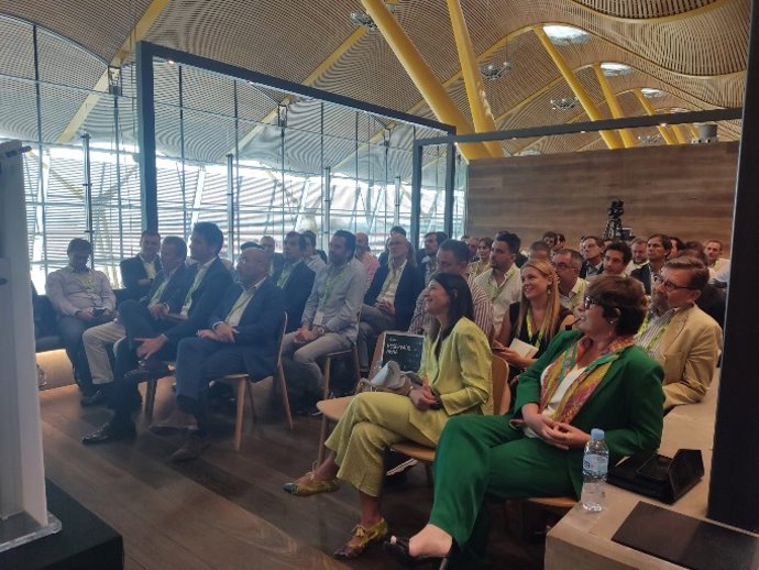 Aena presenta el concurso de restauración del aeropuerto Adolfo Suárez Madrid-Barajas a medio centenera de empresas.