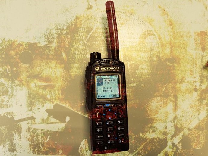 Radio arrancada del polo de un policía local por una mujer posteriormente detenida