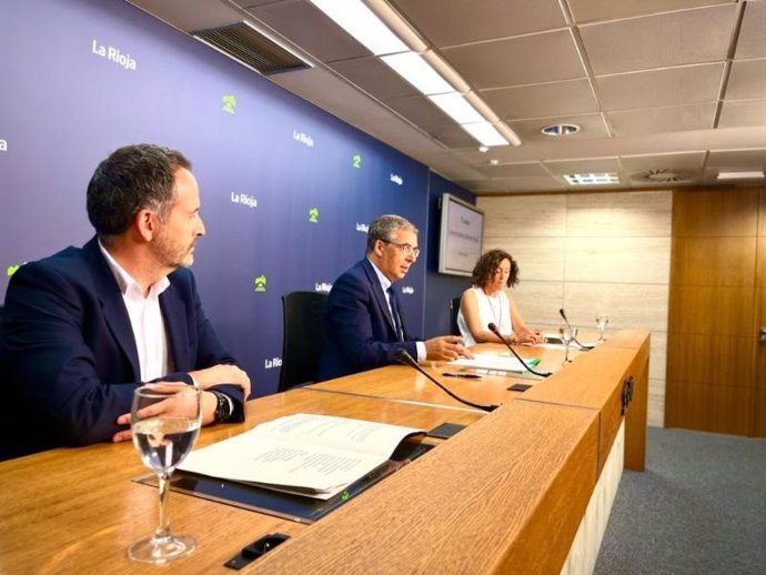 El consejero de Servicios Sociales y Gobernanza Pública, Pablo Rubio, junto a los directores generales de Dependencia, Discapacidad y Mayores, Carmen Benito, y el de Servicios Sociales, Pablo González