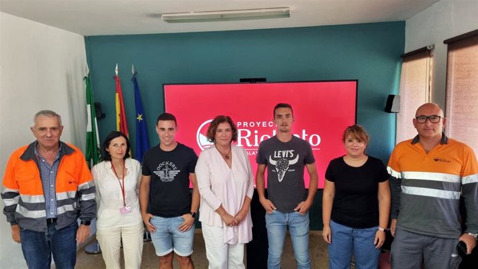El director general de Atalaya Riotinto, Enrique Delgado, junto con los integrantes de la mesa negociadora