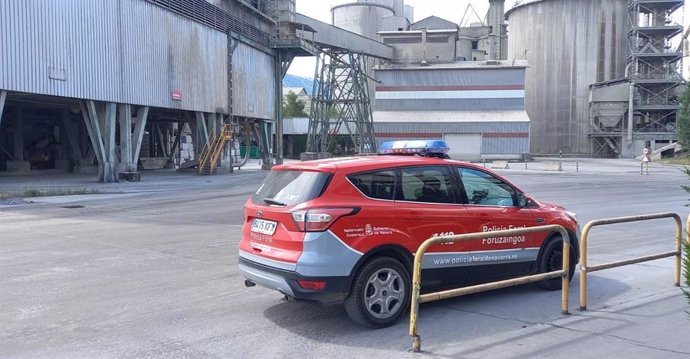 Vehículo de la Policía Foral en el exterior de la empresa donde se ha producido el accidente.