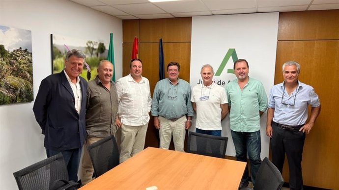 Íñigo Osuna, de Vox Écija, se reúne con agricultores de regadíos.