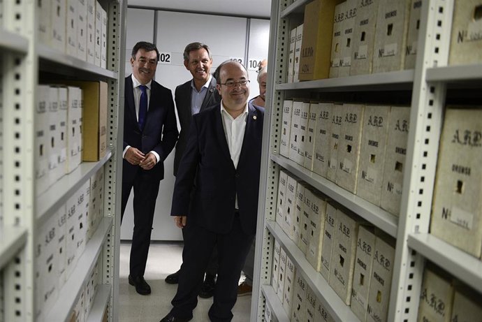 El ministro de Cultura y Deporte, Miquel Iceta (d), durante su visita al Archivo Histórico Provincial, a 8 de septiembre de 2022, en Ourense, Galicia (España). El Archivo Histórico Provincial de Ourense es un centro de titularidad estatal y gestión tran
