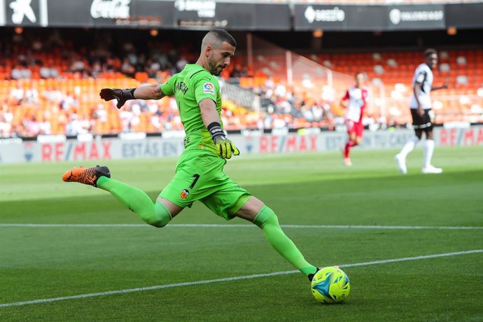 Archivo - Jaume Domenech of Valencia in action during the Santander League match between Valencia CF and RC Celta de Vigo at the Mestalla Stadium on May 21, 2022, in Valencia, Spain.