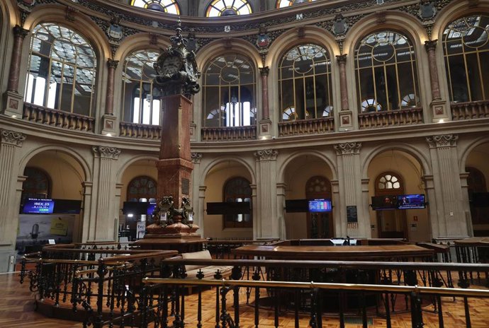 Archivo - Interior del Palacio de la Bolsa, a 19 de julio de 2022, en Madrid (España). El Ibex 35 avanzaba un 1,02% en la media sesión de hoy, recuperando los 8.000 enteros.