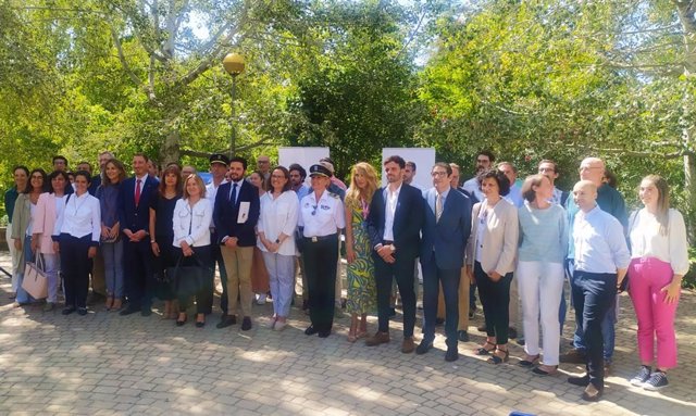 Representantes de la Universidad Complutense de Madrid, la Asociación de Colegios Mayores de Madrid y Policía Municipal presentan la campaña 'Contra las novatadas y en pro de la integración', que ha sido presentada este mediodía en el Jardín Botánico UCM