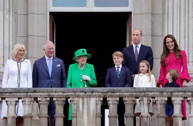 Archivo - La reina Isabel II junto a su familia en el balcón del Palacio de Buckingham durante el Jubileo de Platino