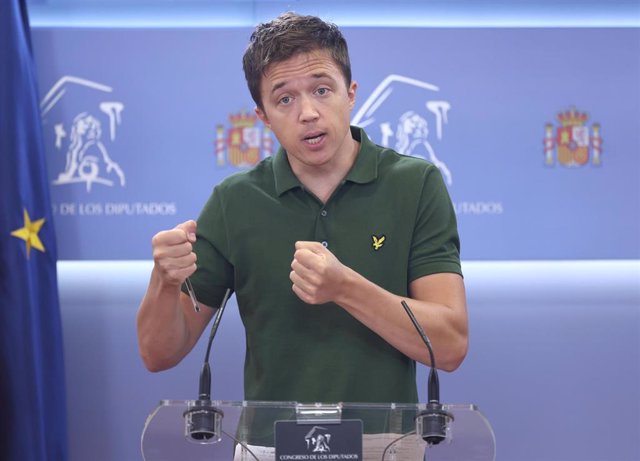 El portavoz de Más País, Íñigo Errejón, interviene en una rueda de prensa previa a una Junta de Portavoces en el Congreso de los Diputados, a 8 de septiembre de 2022, en Madrid (España).