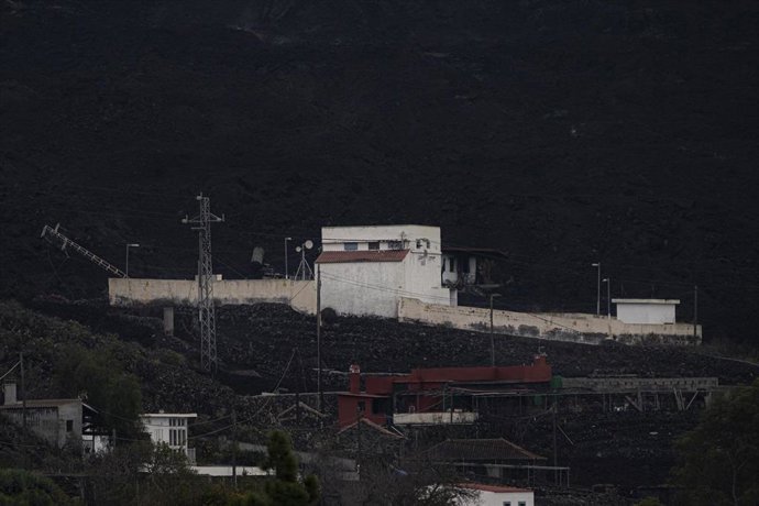 Archivo - Una vivienda semicubierta con lava del volcán de Cumbre Vieja, a 24 de noviembre de 2021