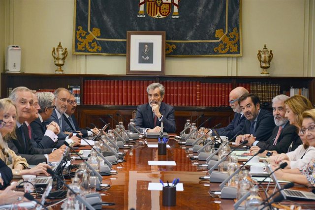 El presidente del Consejo General del Poder Judicial (CGPJ), Carlos Lesmes, preside el Pleno extraordinario para designar a los dos magisrados al Tribunal Constitucional (TC).