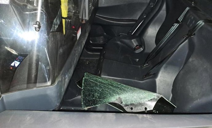 Detenido por quemar papeles dentro de un autobús, bloquear su salida y lanzar piedas a los policías