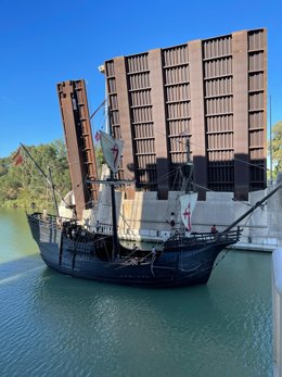 Paso de la réplica de la Nao Victoria por el Puerto de Sevilla.